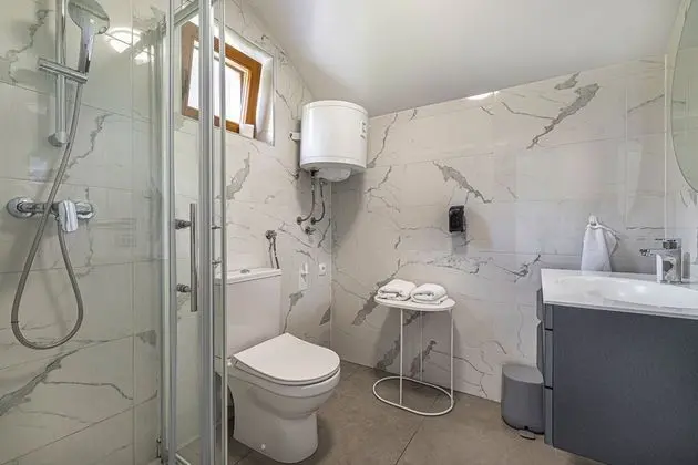 Family Ev, 1 Yatak Odası, Dağ Yamacı (Vineyard Cottage Radovlja With Sauna)