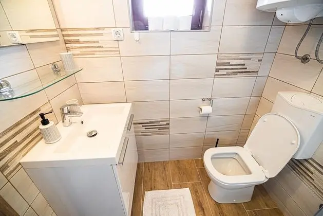 Ev (Two Bedroom Holiday Home)