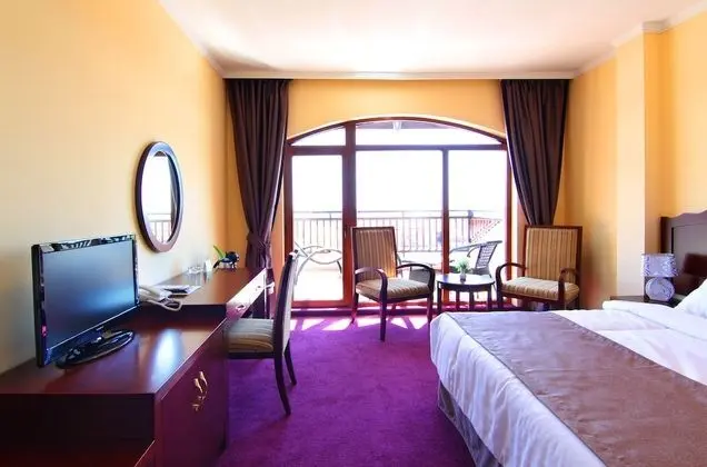 Deluxe Tek Büyük Yataklı Oda, 1 Yatak Odası, Teras, Resort Manzaralı