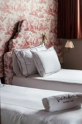 Petit Room