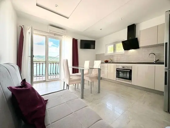 Apart Daire (Vini - direct by the sea and free par)