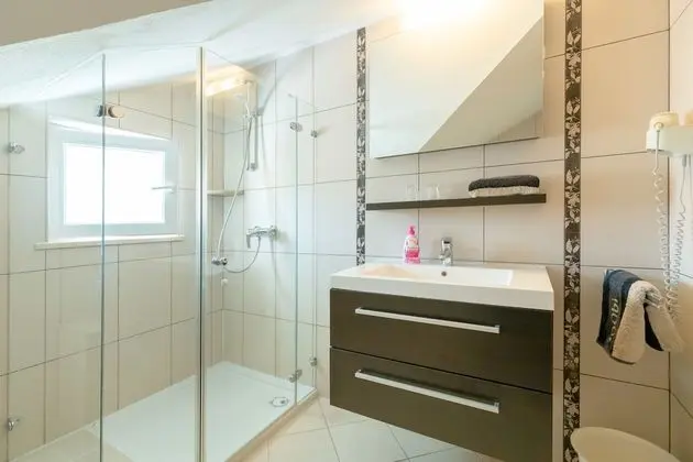 Tek Büyük Yataklı Oda, Balkon, Bahçe Manzaralı