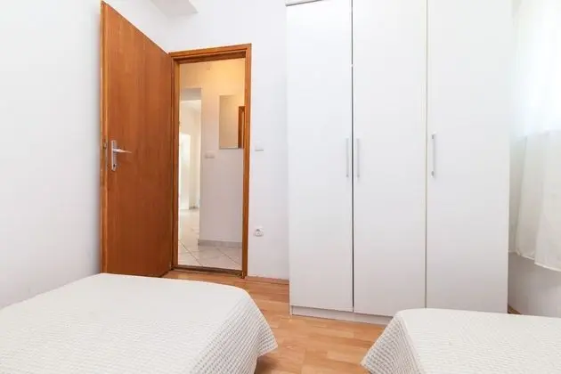 Ev (Villa Vinko - with four rooms - H(8))