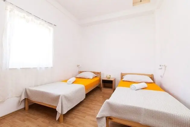 Ev (Villa Vinko - with four rooms - H(8))