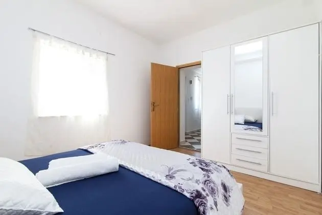 Ev (Villa Vinko - with four rooms - H(8))