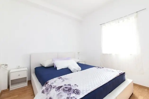 Ev (Villa Vinko - with four rooms - H(8))