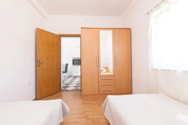Ev (Villa Vinko - with four rooms - H(8))