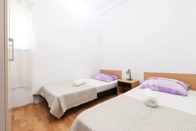 Ev (Villa Vinko - with four rooms - H(8))