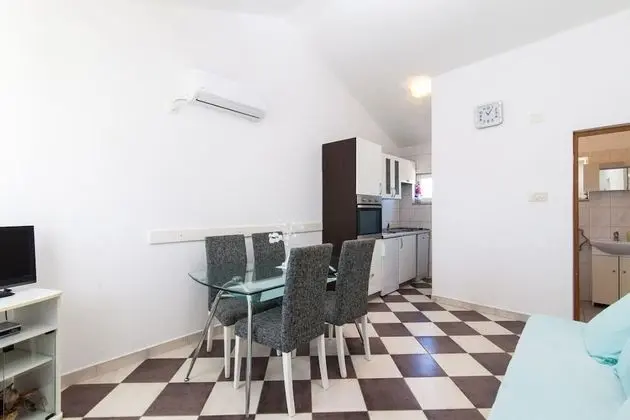 Ev (Villa Vinko - with four rooms - H(8))