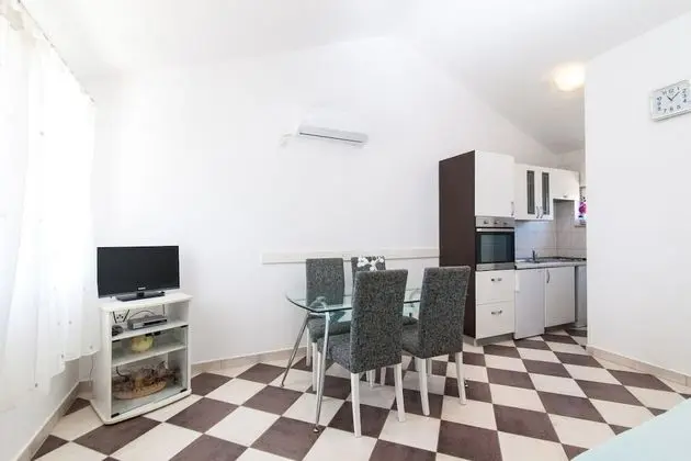 Ev (Villa Vinko - with four rooms - H(8))