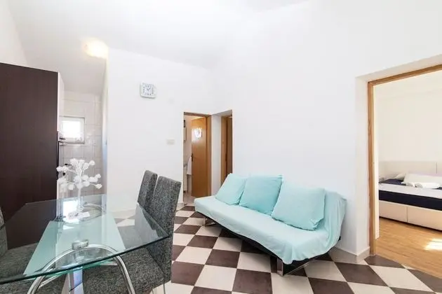 Ev (Villa Vinko - with four rooms - H(8))
