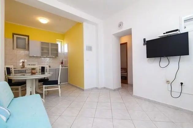 Ev (Villa Vinko - with four rooms - H(8))
