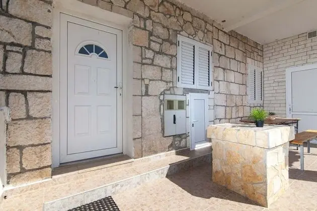Ev (Villa Vinko - with four rooms - H(8))