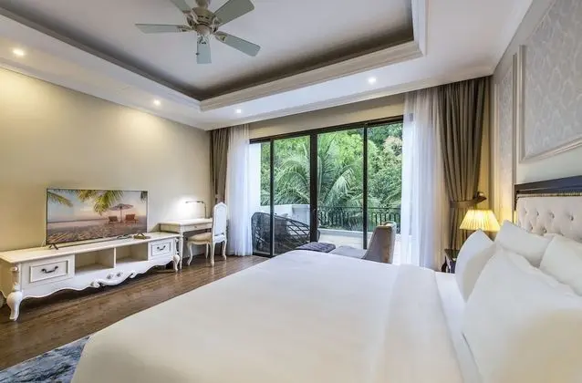 Villa, 4 Yatak Odası, Havuz Manzaralı