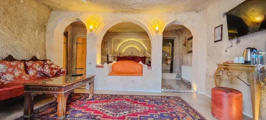 Cave Suite Room with Balcony