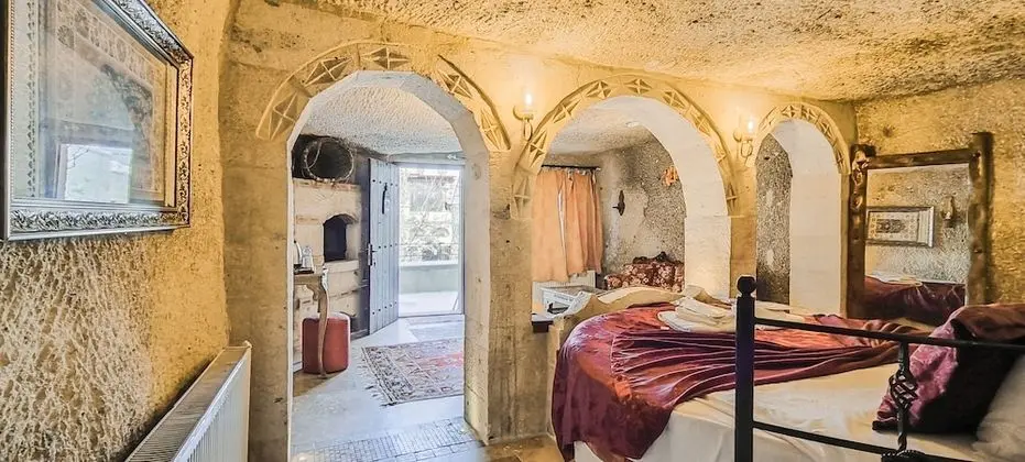 Cave Suite Room with Balcony
