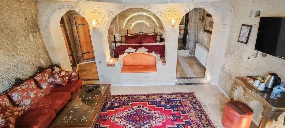 Cave Suite Room with Balcony