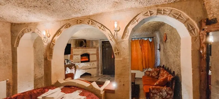Cave Suite Room with Balcony