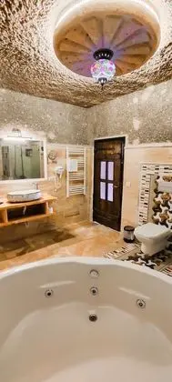 Cave Suite Room with Balcony