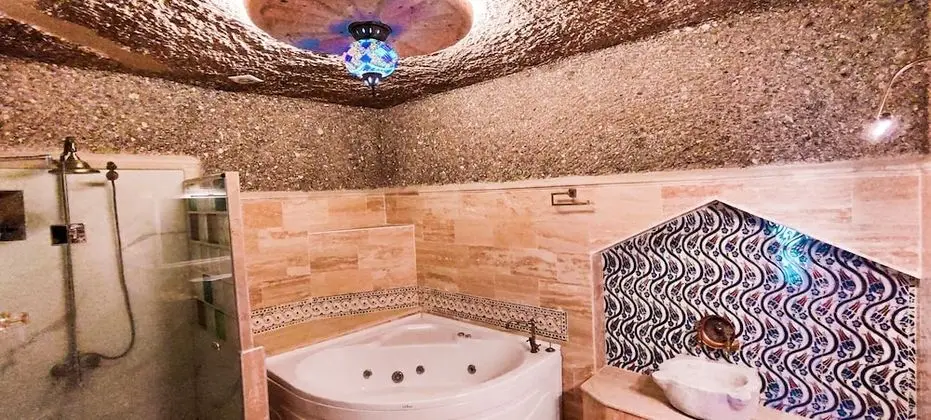 Cave Suite Room with Balcony