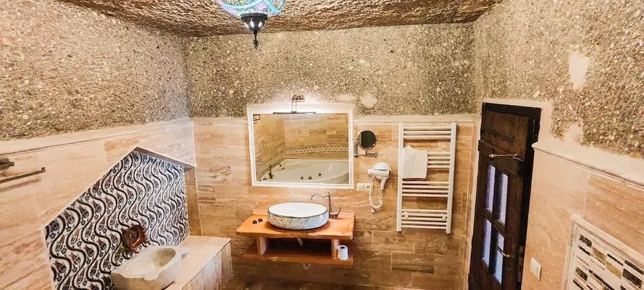 Cave Suite Room with Balcony