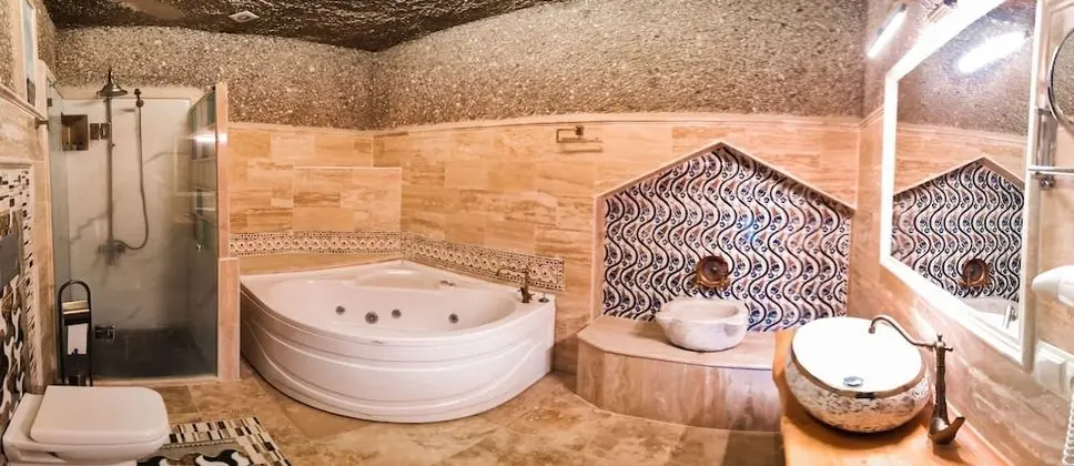 Cave Suite Room with Balcony