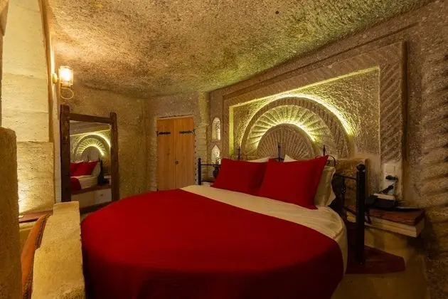 Cave Suite Room with Balcony
