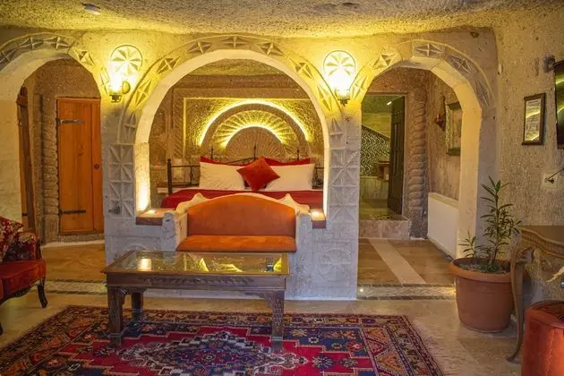 Cave Suite Room with Balcony