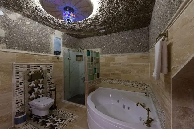 Cave Suite Room with Balcony