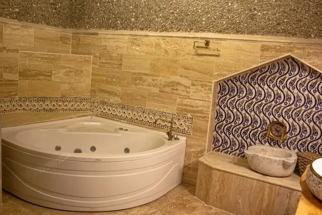 Cave Suite Room with Balcony