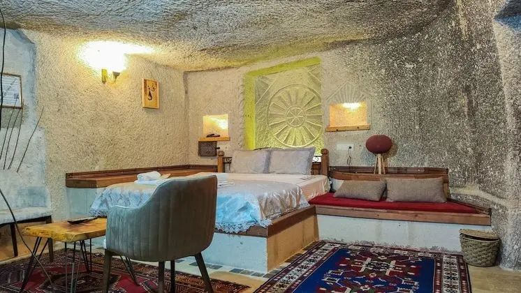 Deluxe Cave Room