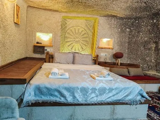 Deluxe Cave Room