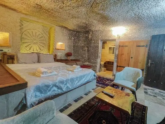 Deluxe Cave Room