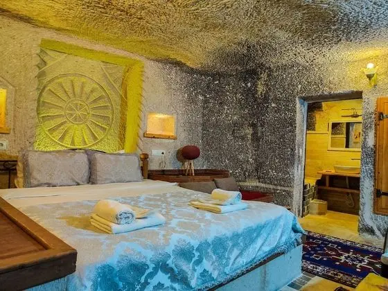 Deluxe Cave Room