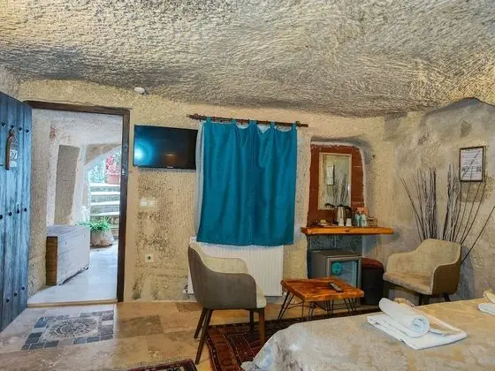 Deluxe Cave Room