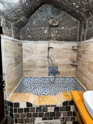 Deluxe Cave Room