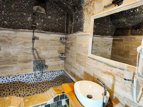 Deluxe Cave Room