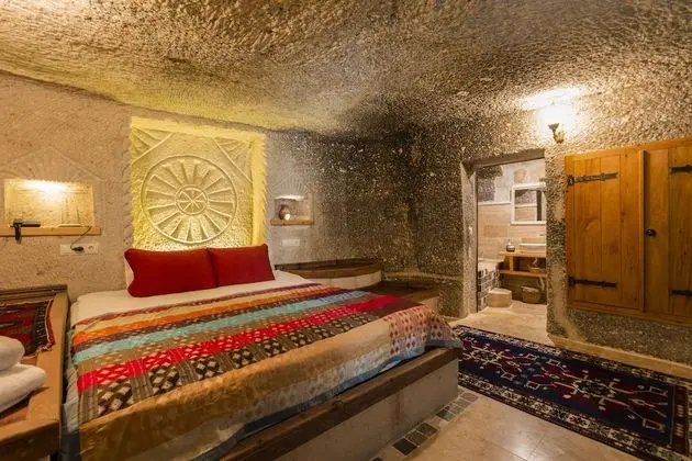 Deluxe Cave Room