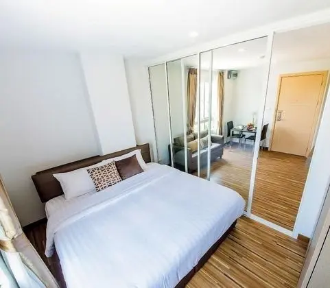 1 Bedroom Apartment with Mountain View