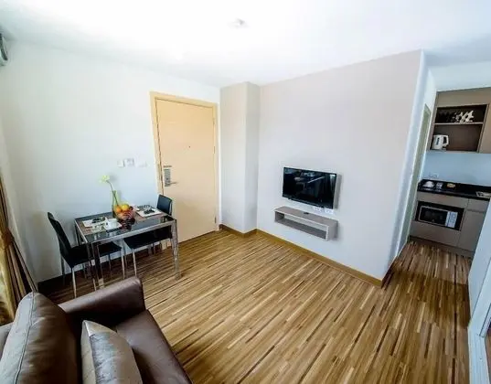 1 Bedroom Apartment with Mountain View