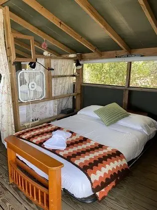 Superior Tree House (1 Queen and Double Futon) With Shared Bathroom