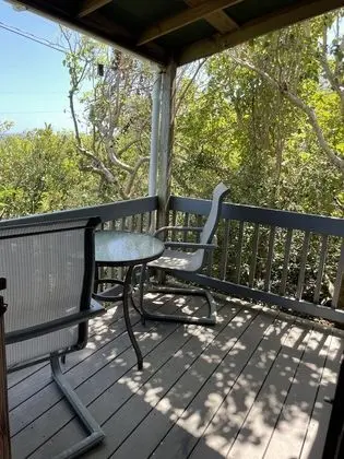 Superior Tree House (1 Queen and Double Futon) With Shared Bathroom