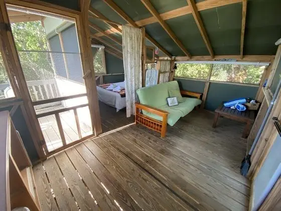 Superior Tree House (1 Queen and Double Futon) With Shared Bathroom