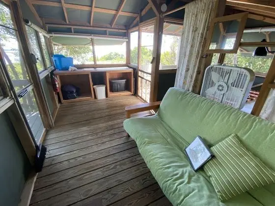 Superior Tree House (1 Queen and Double Futon) With Shared Bathroom
