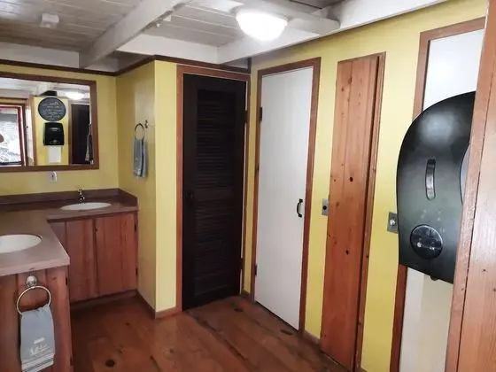 Superior Tree House (1 Queen and Double Futon) With Shared Bathroom