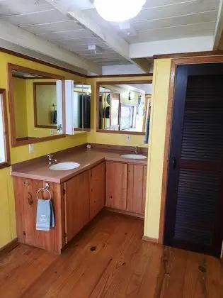 Superior Tree House (1 Queen and Double Futon) With Shared Bathroom
