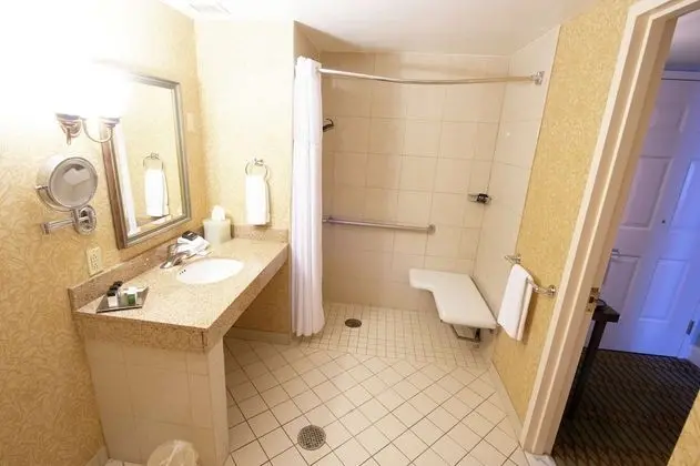 Deluxe Oda, 2 Büyük (Queen) Boy Yatak, Engellilere Uygun, Bahçe Manzaralı (Roll-In Shower)
