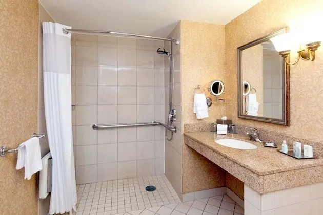 Deluxe Oda, 2 Büyük (Queen) Boy Yatak, Engellilere Uygun, Bahçe Manzaralı (Roll-In Shower)