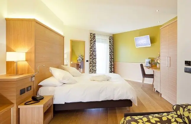 Deluxe Tek Büyük veya İki Ayrı Yataklı Oda, Balkon, Göl Manzaralı