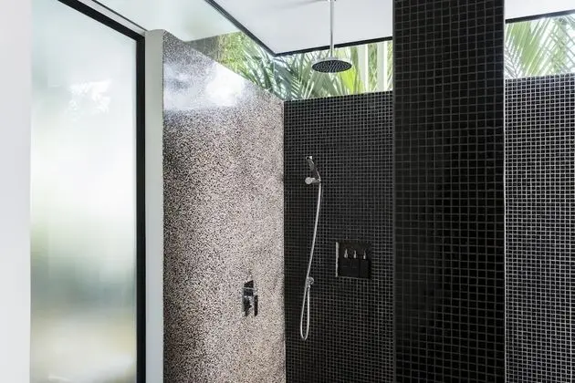 Deluxe Tek Büyük Yataklı Oda, Balkon, Havuz Manzaralı